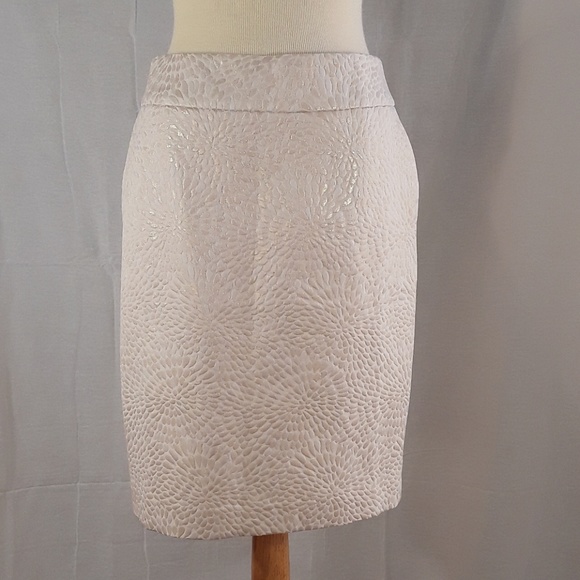 LOFT Dresses & Skirts - LOFT cream skirt with eye drops texture pattern